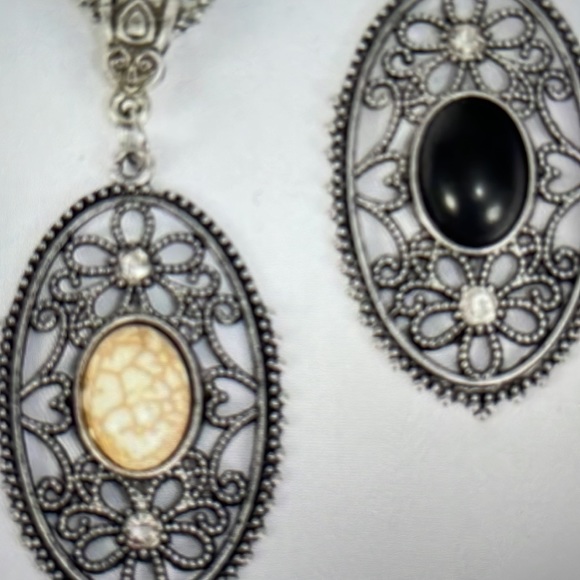 Donated 🌹 oval Filigree Pendant - Picture 3 of 4